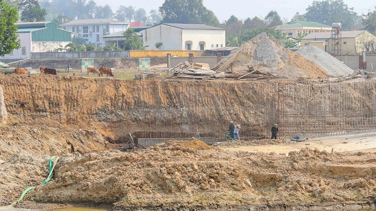 Tại phần mặt bằng đã nhận bàn giao thuộc gói thầu đập dâng số 1, công nhân đang thi công liên tục ngày đêm để bảo đảm tiến độ.