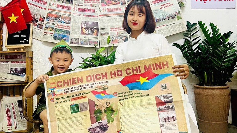 Rất nhiều cháu thiếu nhi vui mừng khi được bố mẹ, ông bà cho xem video các trận chiến trong Chiến dịch Hồ Chí Minh trên phụ san đặc biệt kỷ niệm 50 năm Ngày Giải phóng miền nam, thống nhất đất nước.