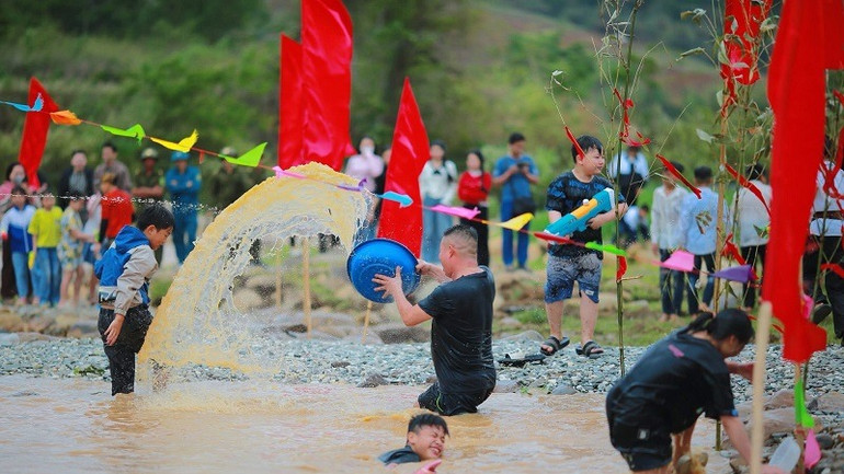 Té nước cầu may ở bên suối là nghi thức quan trọng trong Tết "Bun Huột Nặm" của dân tộc Lào mà mọi du khách đều hào hứng tham gia.