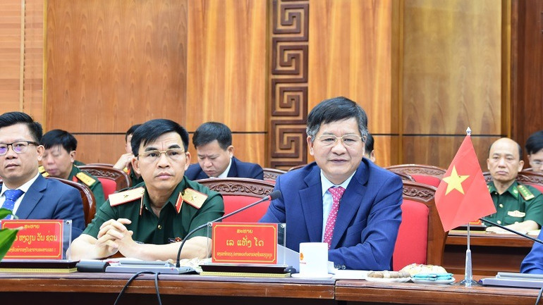 Đồng chí Lê Thành Đô, Chủ tịch Ủy ban nhân dân tỉnh Điện Biên, báo cáo Thượng tướng Suvon Luongbunmi và Đoàn công tác của Quốc hội Lào, một số kết quả hợp tác nổi bật giữa tỉnh Điện Biên và các tỉnh Bắc Lào trong thời gian qua.