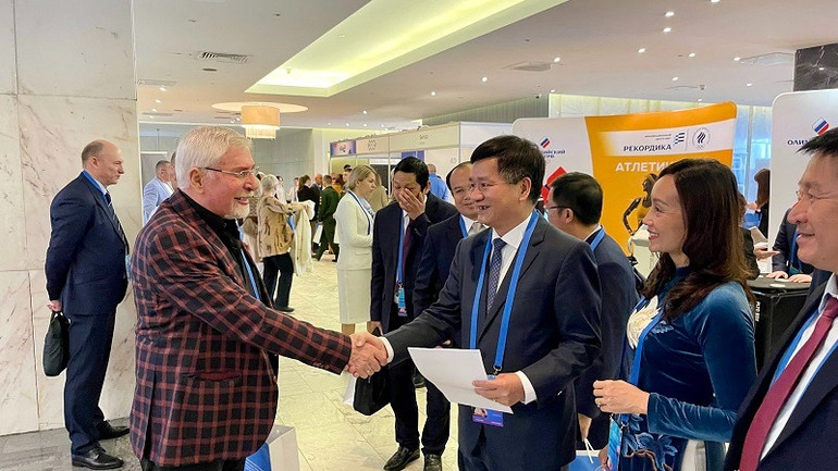 Lãnh đạo Viện Hàn lâm giáo dục Quốc tế Liên bang Nga chào mừng đồng chí Lê Thành Đô, Chủ tịch Ủy ban nhân dân tỉnh Điện Biên và đoàn đại biểu tỉnh Điện Biên đến dự đại hội. Ảnh: HẢI HÀ