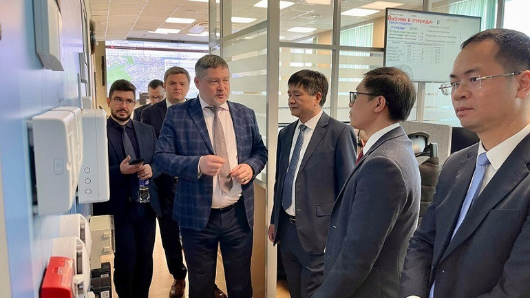 Đoàn công tác tỉnh Điện Biên tham quan, học tập kinh nghiệm tại Trung tâm Hành chính công. (Ảnh: HẢI HÀ)