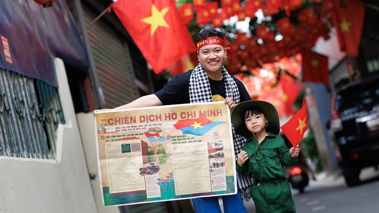 Anh Nguyễn Sỹ Trọng rất đỗi vui mừng khi được cầm trên tay phụ san đặc biệt kỷ niệm 50 năm Ngày Giải phóng miền nam, thống nhất đất nước, do Báo Nhân Dân phát hành.