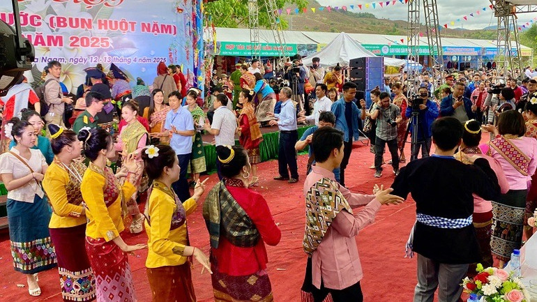 Du khách chung vui với bà con dân tộc Lào.