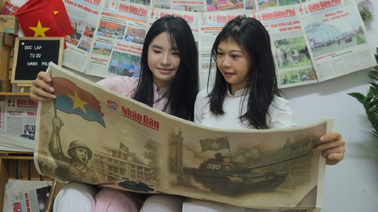 Các bạn trẻ tại Điện Biên cùng trải nghiệm công nghệ thực tế ảo trên phụ san Đặc biệt kỷ niệm 50 năm Ngày Giải phóng miền nam, thống nhất đất nước, do Báo Nhân Dân phát hành.