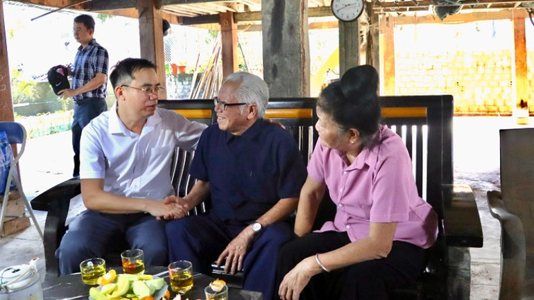 Đồng chí Nguyễn Quang Hưng trò chuyện, động viên người dân vùng dự án.