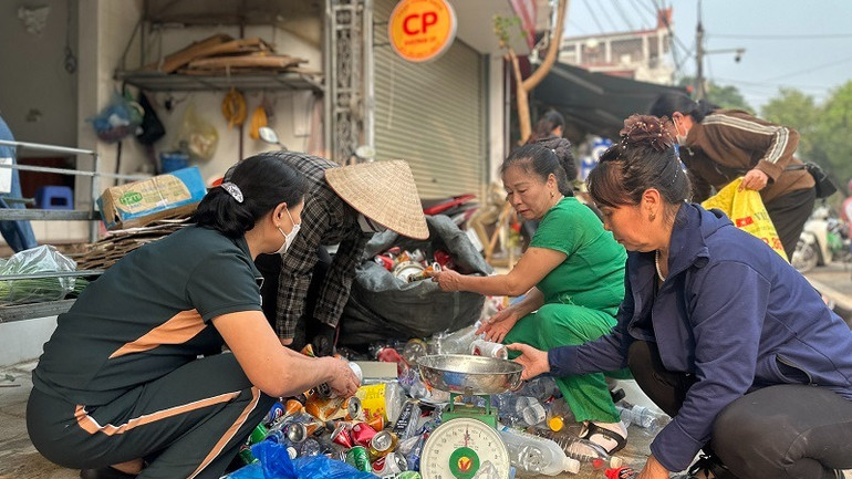 Hội viên phụ nữ phường Mường Thanh, thành phố Điện Biên Phủ thực hiện thu gom, phân loại rác để giữ gìn vệ sinh môi trường.