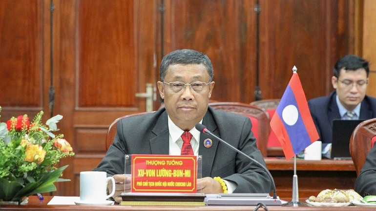 Thượng tướng Suvon Luongbunmi, Phó Chủ tịch Quốc hội nước Cộng hòa Dân chủ Nhân dân Lào, phát biểu tại buổi làm việc.