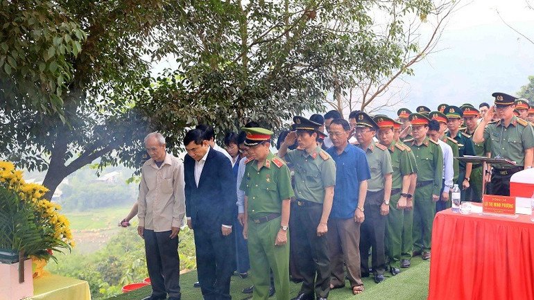 Các đồng chí lãnh đạo tỉnh Điện Biên cùng thân nhân gia đình liệt sĩ Phạm Văn Cường, cán bộ, chiến sĩ Công an tỉnh Điện Biên dành phút mặc niệm tưởng nhớ người Anh hùng liệt sĩ Phạm Văn Cường. Các đồng chí lãnh đạo tỉnh Điện Biên cùng thân nhân gia đình liệt sĩ Phạm Văn Cường, cán bộ, chiến sĩ Công an tỉnh Điện Biên dành phút mặc niệm tưởng nhớ người Anh hùng liệt sĩ Phạm Văn Cường.