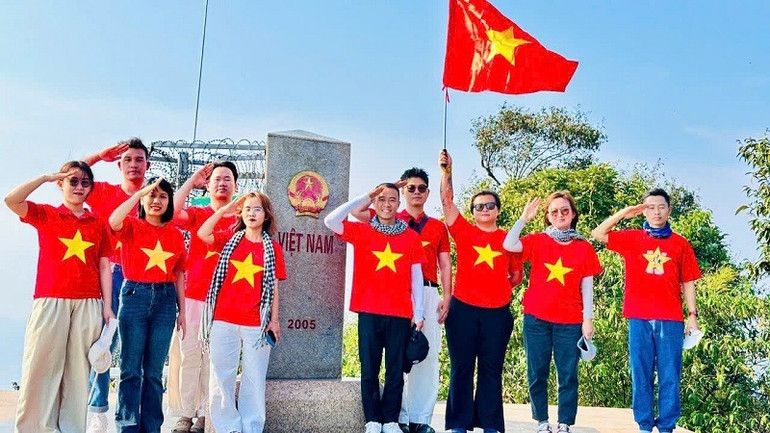 Chào cờ trên mốc số 0 - nơi điểm giao biên giới giữa 3 nước: Việt Nam-Lào-Trung Quốc là niềm vinh dự thiêng liêng của mỗi người. (Ảnh: THỦY LAN)