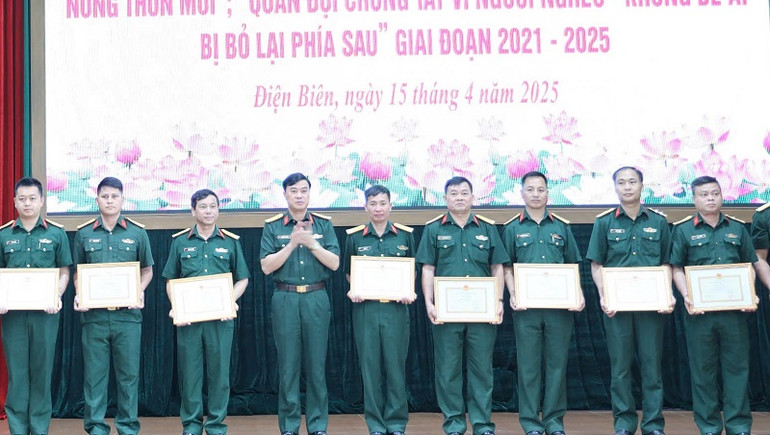 Đại diện lãnh đạo Bộ Chỉ huy quân sự tỉnh Điện Biên trao thưởng các tập thể, cá nhân có thành tích xuất sắc trong thực hiện hai phong trào thi đua. Đại diện lãnh đạo Bộ Chỉ huy quân sự tỉnh Điện Biên trao thưởng các tập thể, cá nhân có thành tích xuất sắc trong thực hiện hai phong trào thi đua.