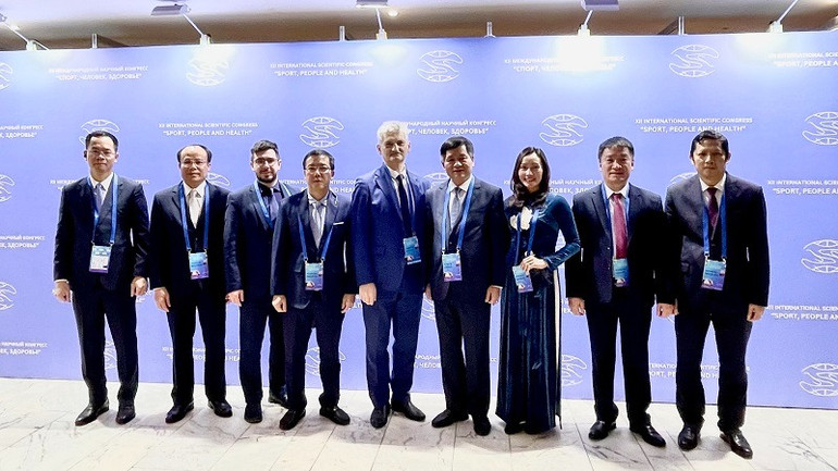 Đại diện lãnh đạo Ủy ban đối ngoại thành phố Saint Petersburg chụp ảnh lưu niệm cùng các thành viên đoàn Đại biểu tỉnh Điện Biên dự đại hội. Ảnh: HẢI HÀ