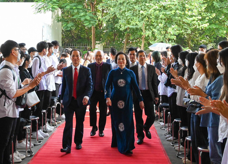 Bộ trưởng Nội vụ Phạm Thị Thanh Trà và các đại biểu đến dự Lễ khai giảng. (Ảnh: DUY LINH)