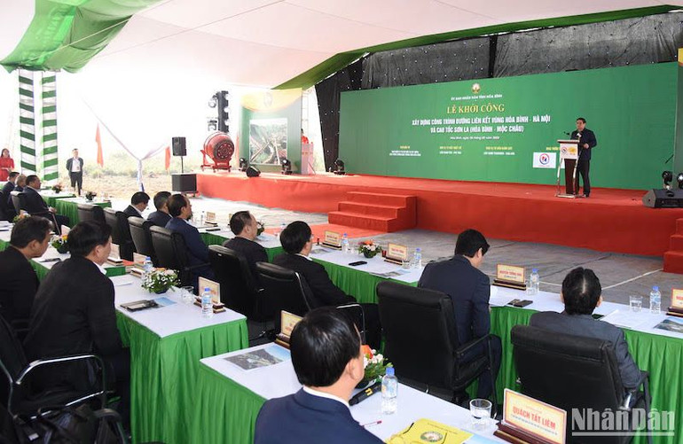 Quang cảnh lễ khởi công.