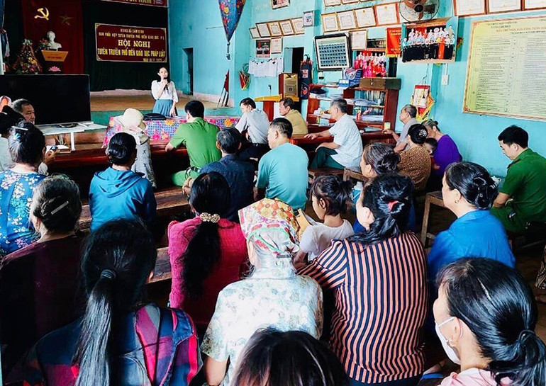 Tuyên truyền chính sách bảo hiểm xã hội, bảo hiểm y tế đến người dân. (Ảnh: Ban tổ chức)