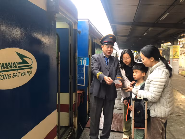 Tiếp viên đón khách lên tàu tại ga Hà Nội