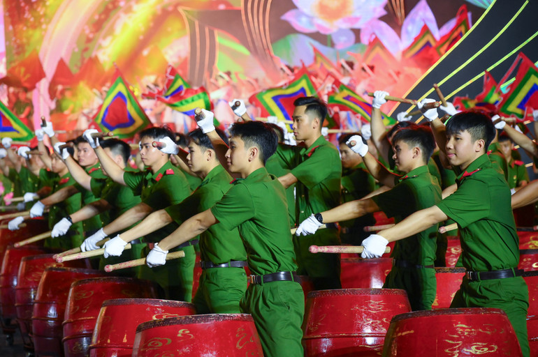 Tiết mục trống hội của Học viện Cảnh sát Nhân dân.