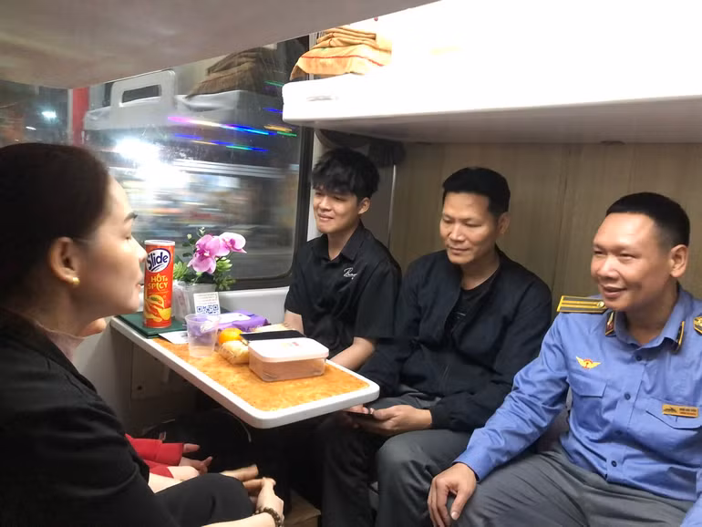 Trưởng tàu trao đổi với hành khách đi tàu