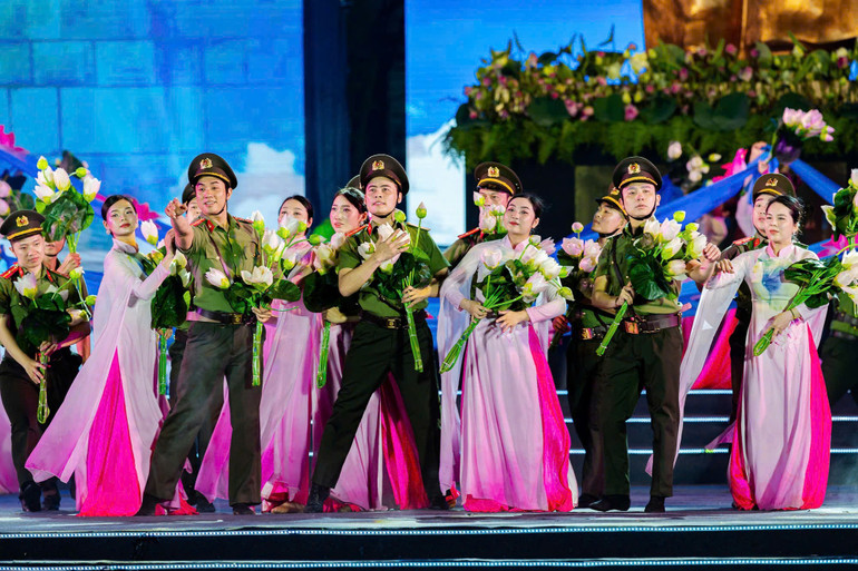 Chương trình nghệ thuật chào mừng Lễ hội Làng Sen năm 2025 để lại nhiều cảm xúc sâu sắc.