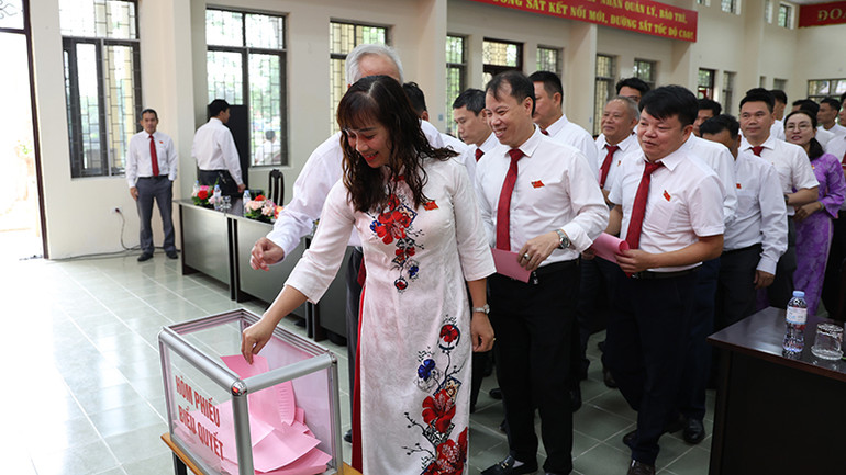 Các đại biểu bỏ phiếu bầu Ban Chấp hành Đảng bộ Công ty.