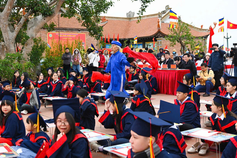 Các học trò hào hứng tham gia Lễ khai bút đầu xuân