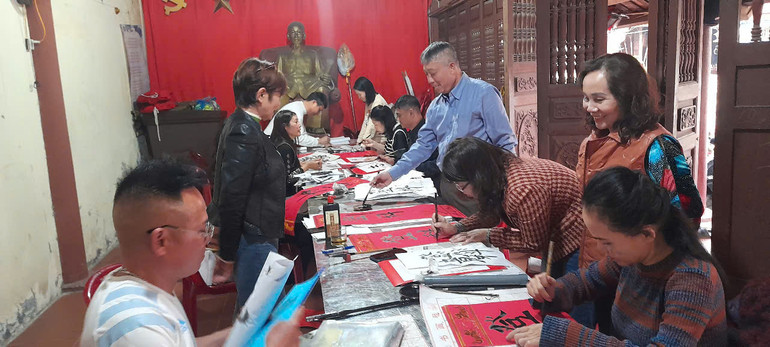 Các học viên tại lớp học thư pháp