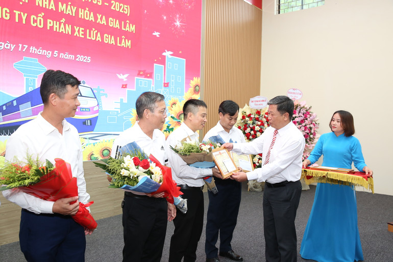 Trao tặng bằng khen cho các tập thể, cá nhân đạt thành tích xuất sắc trong đợt thi đua chào mừng kỷ niệm 70 năm Bác Hồ về thăm Nhà máy và 120 năm ngày thành lập Hỏa xa Gia Lâm (nay là Công ty CP Xe lửa Gia Lâm) Trao tặng bằng khen cho các tập thể, cá nhân đạt thành tích xuất sắc trong đợt thi đua chào mừng kỷ niệm 70 năm Bác Hồ về thăm Nhà máy và 120 năm ngày thành lập Hỏa xa Gia Lâm (nay là Công ty CP Xe lửa Gia Lâm)
