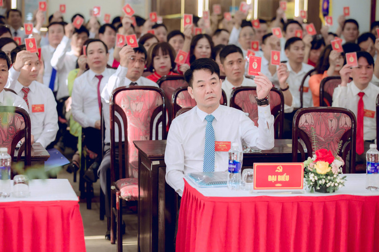 Các đại biểu biểu quyết tại Đại hội Đảng bộ Chi nhánh Đoàn tiếp viên đường sắt Hà Nội, nhiệm kỳ 2025-2030