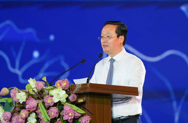 Bí thư Tỉnh ủy Nghệ An Nguyễn Đức Trung phát biểu tại lễ khai mạc Lễ hội Làng Sen năm 2025