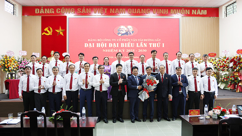 Ban Chấp hành Đảng bộ Công ty Cổ phần Vận tải đường sắt nhiệm kỳ 2025-2030 gồm 27 đồng chí ra mắt Đại hội.