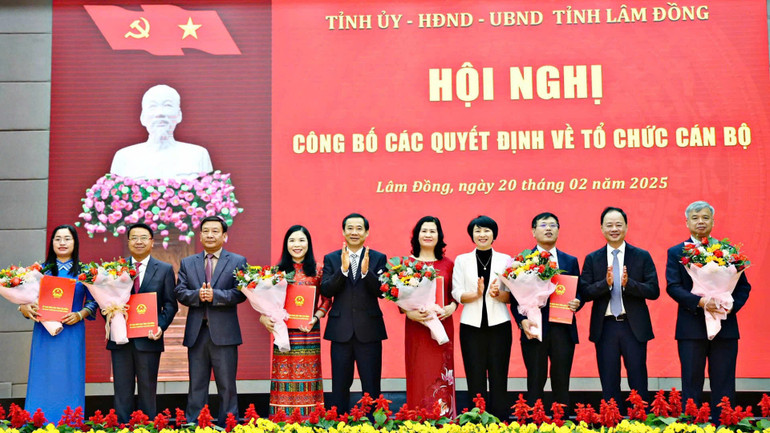 Thường trực Tỉnh ủy Lâm Đồng trao quyết định và chúc mừng 6 đồng chí được bổ nhiệm Giám đốc thuộc 6 sở sau sáp nhập