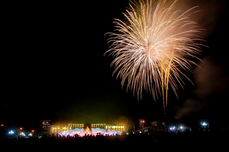 Ngân hàng Bắc Á và Tập đoàn TH là đơn vị đồng hành tổ chức chương trình nghệ thuật và bắn pháo hoa tại Lễ Khai mạc Lễ hội làng Sen