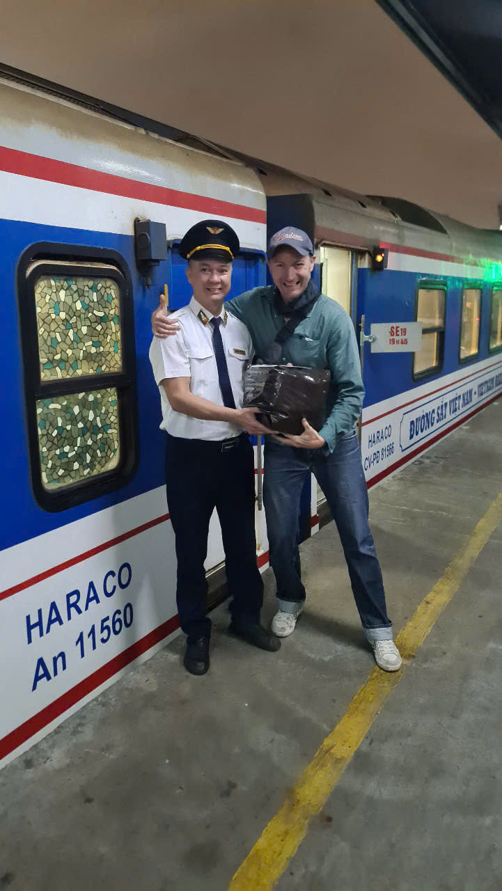 Trưởng tàu Dương Văn Toản trả lại chiếc túi bỏ quên cho khách đi tàu người Đức