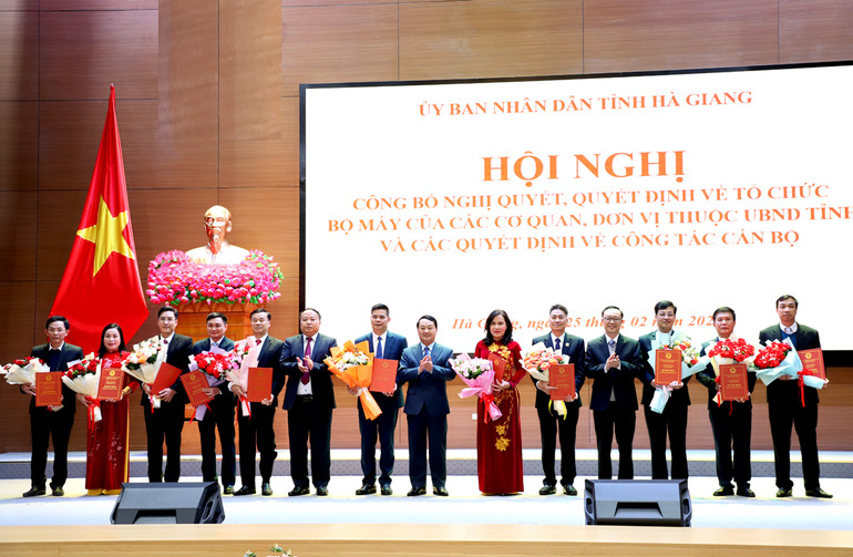 UBND tỉnh Hà Giang tổ chức hội nghị công bố nghị quyết, quyết định về tổ chức bộ máy của các cơ quan, đơn vị thuộc UBND tỉnh và các quyết định về công tác cán bộ