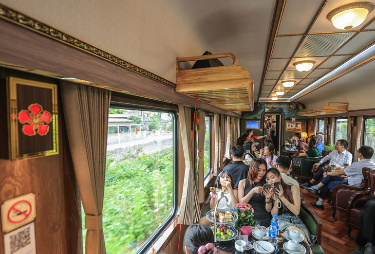 Toa VIP tàu Chất lượng cao Hoa Phượng Đỏ Toa VIP tàu Chất lượng cao Hoa Phượng Đỏ