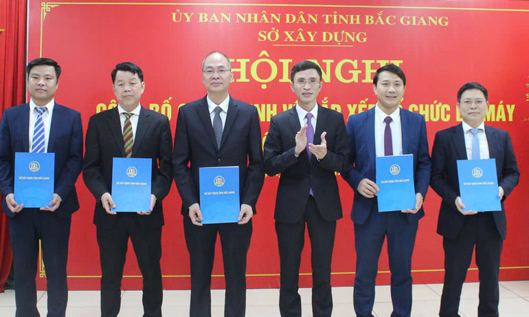 Lãnh đạo Sở Xây dựng tỉnh Bắc Giang trao quyết định thành lập các chi bộ Đảng sau khi sáp nhập với Sở Giao Thông Vận tải. Ảnh Minh Linh