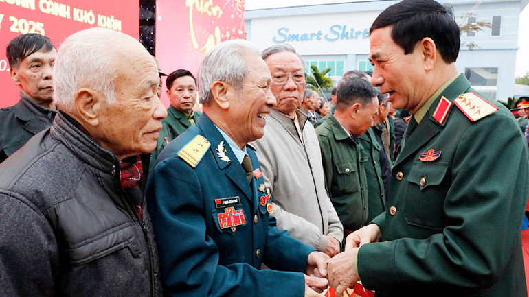 Đại tướng Phan Văn Giang tặng quà gia đình chính sách tại huyện Vụ Bản, tỉnh Nam Định. (Ảnh: XUÂN TRƯỜNG)