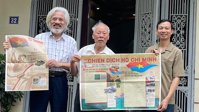 Cựu chiến binh Nguyễn Duy Thính (giữa) và nhà sưu tầm báo chí hàng đầu Việt Nam Nguyễn Phi Dũng (trái) bày tỏ vui mừng được nhận ấn phẩm phụ san đặc biệt của Báo Nhân Dân, ấn tượng với sự đổi mới, sáng tạo trong việc tuyên truyền của Báo Nhân Dân.