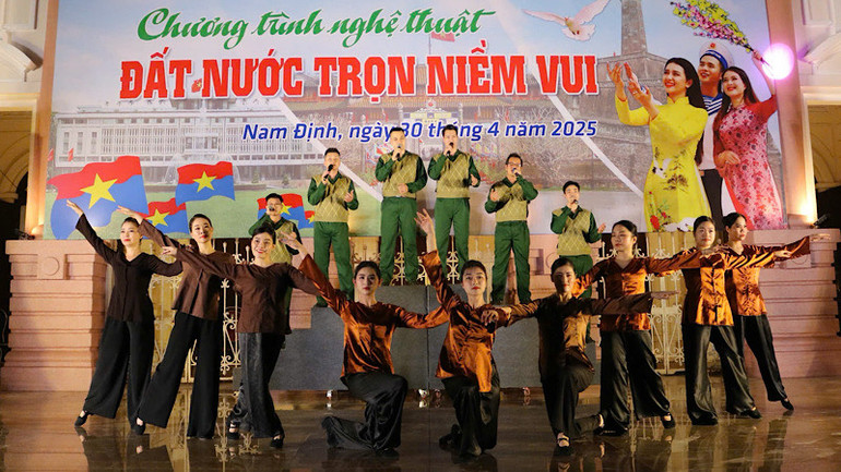 Chương trình nghệ thuật “Đất nước trọn niềm vui” gây ấn tượng với khán giả tỉnh Nam Định. Chương trình nghệ thuật “Đất nước trọn niềm vui” gây ấn tượng với khán giả tỉnh Nam Định.