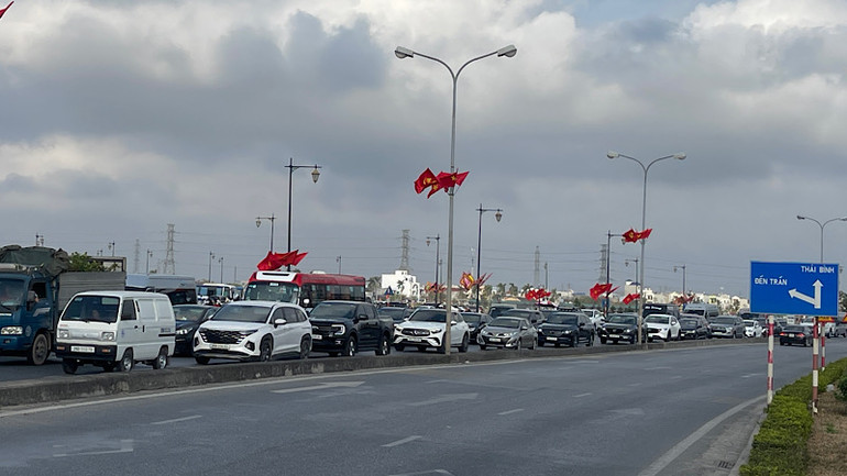 Hàng dài phương tiện giao thông di chuyển với tốc độ chậm qua khu vực Khu di tích lịch sử, văn hóa đền Trần-Chùa Tháp.