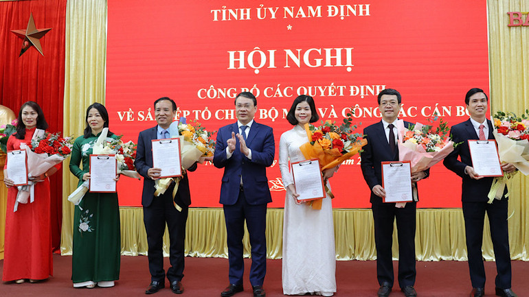 Đồng chí Bí thư Tỉnh ủy Nam Định Đặng Khánh Toàn trao Quyết định cho lãnh đạo Ban Tuyên giáo và Dân vận Tỉnh ủy Nam Định.