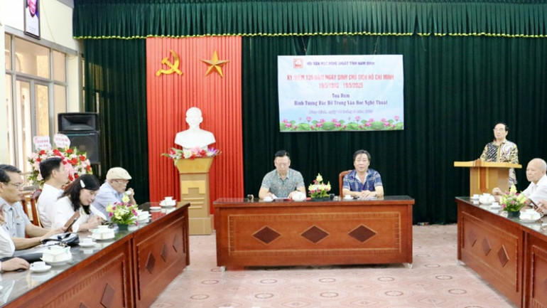 Quang cảnh tọa đàm “Hình tượng Bác Hồ trong văn học, nghệ thuật”. (Ảnh: KHÁNH DŨNG)