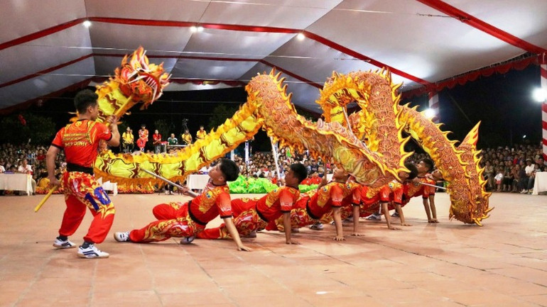 Một tiết mục múa rồng trong tối khai mạc giải. Một tiết mục múa rồng trong tối khai mạc giải.