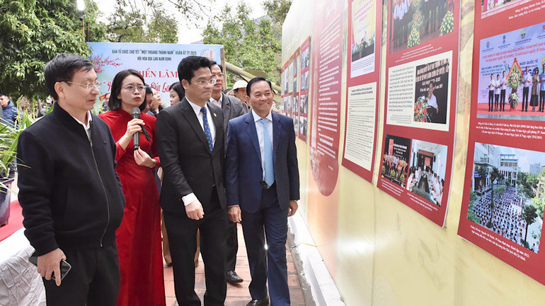 Các đại biểu tham quan trưng bày, triển lãm "Một số tư liệu, hình ảnh về Thành Nam xưa và nay". (Ảnh: XUÂN TRƯỜNG)