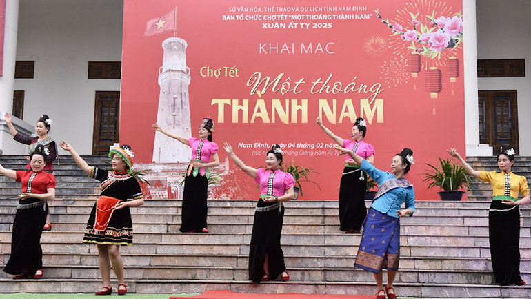 Đội văn nghệ bản Noong Chứn Mường Then trình diễn nghệ thuật tại Chợ Tết "Một thoáng Thành Nam". (Ảnh: XUÂN TRƯỜNG)