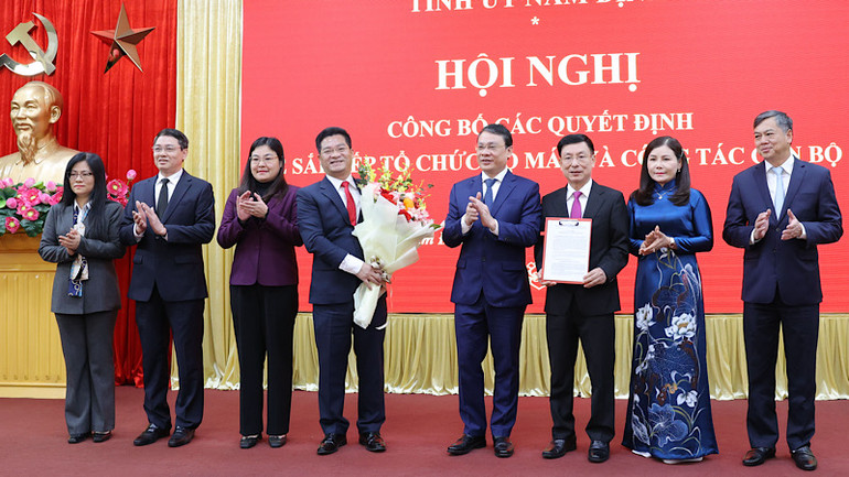 Đồng chí Bí thư Tỉnh ủy Nam Định Đặng Khánh Toàn trao Quyết định thành lập Đảng bộ Ủy ban nhân dân tỉnh Nam Định.