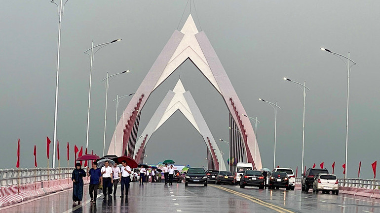 Đông đảo cán bộ, nhân dân tỉnh Nam Định đã đến dự lễ khánh thành cầu Thiên Trường.