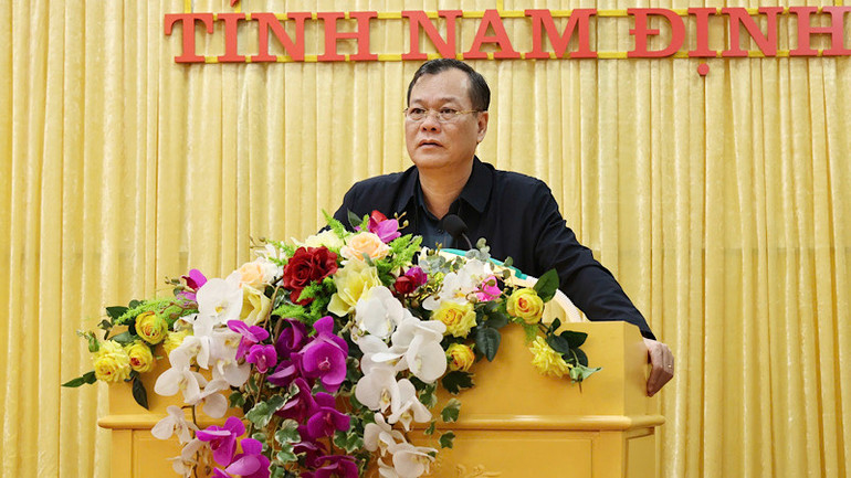 Đồng chí Lê Quốc Chỉnh, Phó Bí thư Thường trực Tỉnh ủy, Trưởng đoàn Đoàn đại biểu Quốc hội tỉnh, Chủ tịch Hội đồng nhân dân tỉnh, Trưởng Ban Chỉ đạo 35 Tỉnh ủy Nam Định phát biểu tại hội nghị.