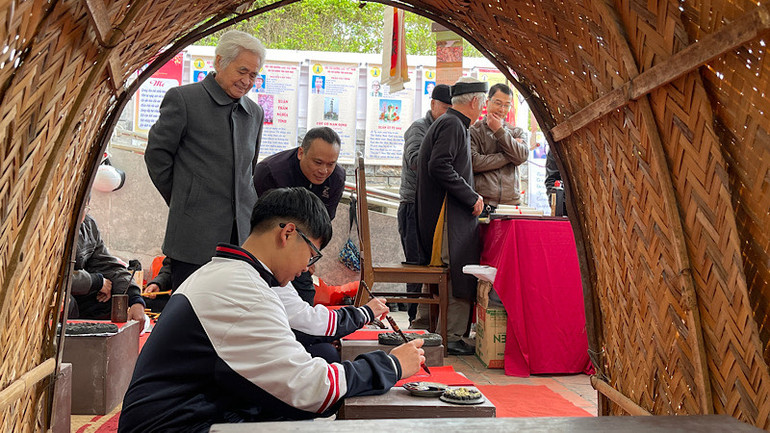 Các em học sinh thành phố Nam Định hào hứng trải nghiệm không gian "Mô phỏng quang cảnh Trường thi Hương Nam Định". (Ảnh: XUÂN TRƯỜNG)