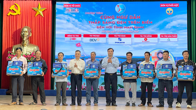 Đại diện tặng các phần quà cho ngư dân Nam Định.